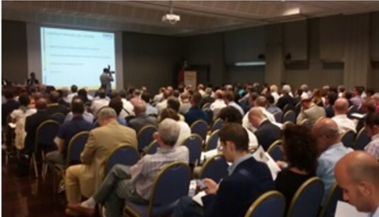 Sala gremita durante un convegno sull'energia