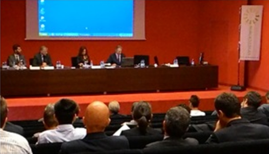 Tavola rotonda con relatori e pubblico