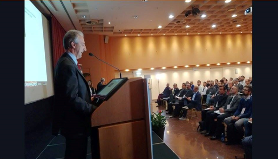 Intervento davanti alla platea di un convegno