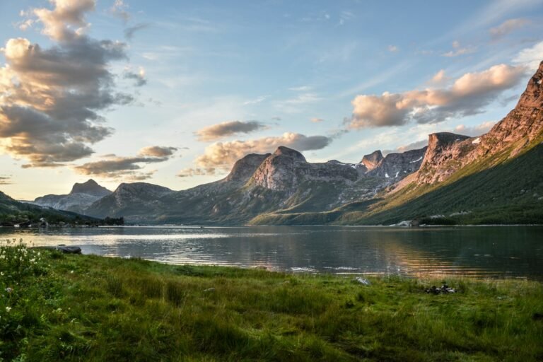 Lago di montagna al tramonto: la transizione verso un'energia più pulita