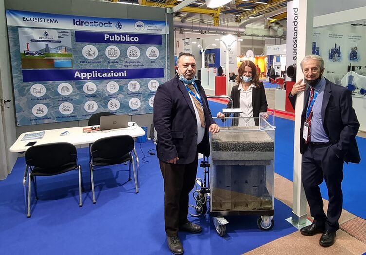 Lo staff di Siborg allo stand durante una fiera di settore