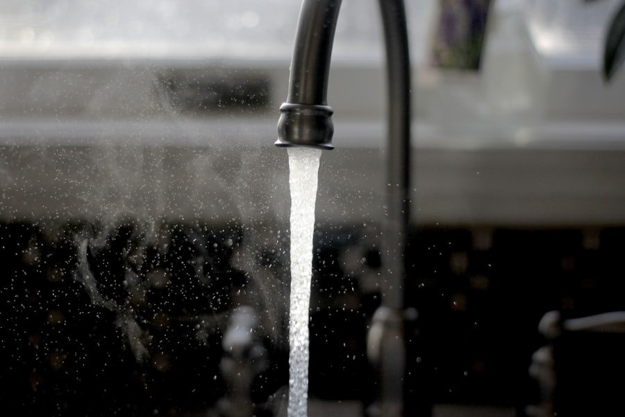 Acqua che scorre da un rubinetto
